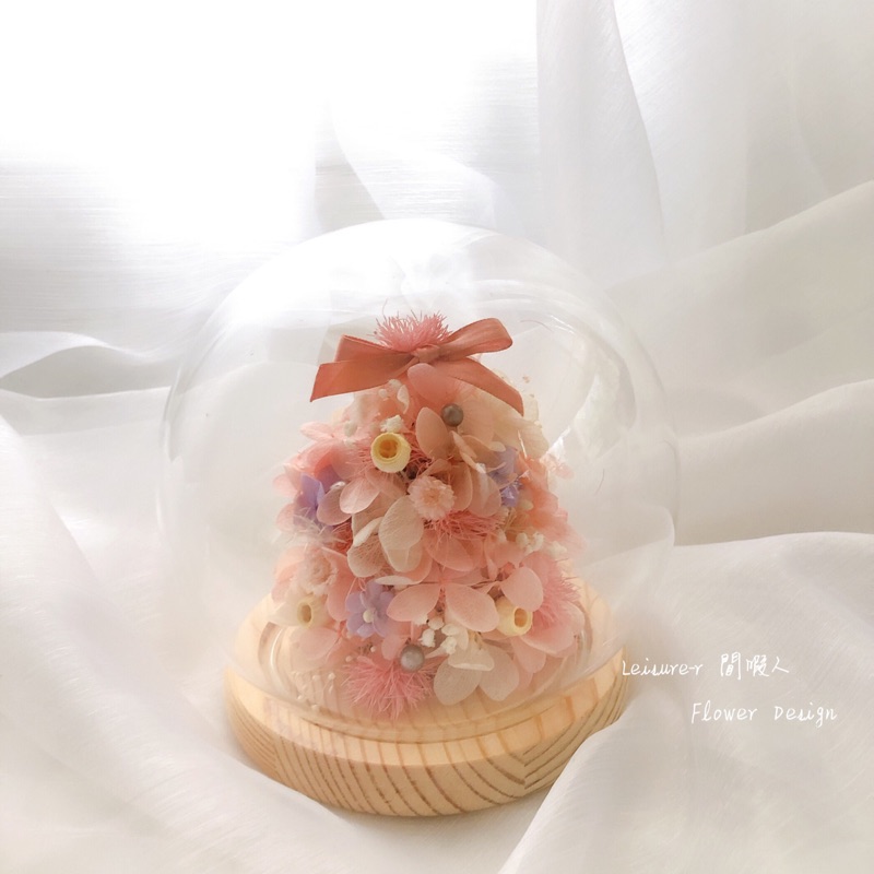 聖誕小夜燈浪漫の聖誕節晚餐靠它照亮大家了可以訂製顏色唷-直購價$1550課程費用$1700上課時間：12/15（日）13:00．Follow on IG : leisure_r．Follow on Facebook：Leisure-r 閒暇人.花藝設計．Line:@yys6826c．週日花藝課開放預約中．品牌合作 ．企業公關花禮 ．開幕花禮．展間設計 ．花藝空間規劃 ．婚禮花藝 ．派對規劃#空間佈置#婚禮花藝 #lifestyle#花藝課#花束 #花禮 #捧花 #盆花 #手腕花 #胸花 #玻璃罩花#乾燥花 #乾燥花束 #情人節花束 #畢業花束 #母親節花束 #玫瑰花花束 #永生花 #永生花花束 #聖誕樹#婚禮佈置 #新娘捧花 #開幕花禮 #聖誕節#花藝設計 #Flowerdesign