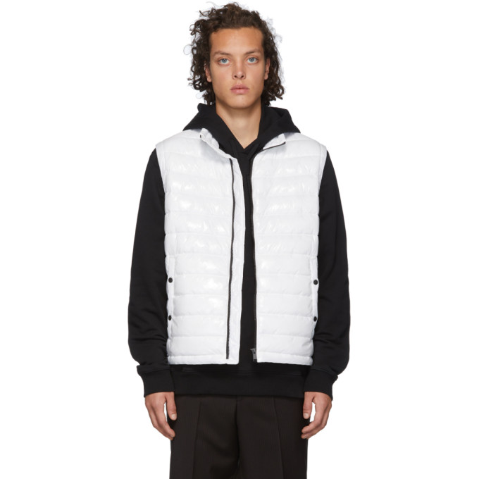 白色绗缝尼龙马甲。立领，正面拉链开合，腰部设有贴边袋，下摆附有松紧抽绳，黑色机能缎面衬里。供应商配色：White