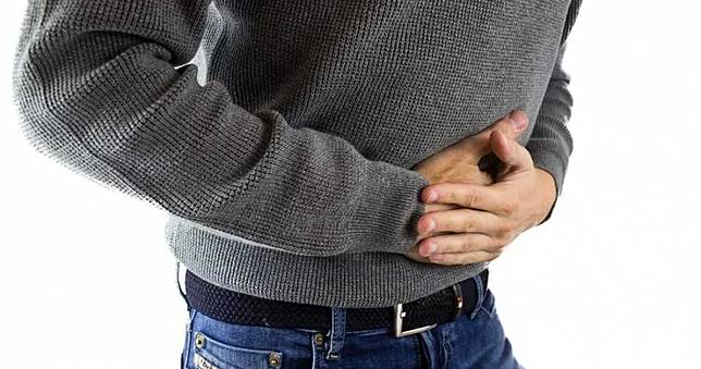 女友嬉鬧輕拍一下腹部…男腹部劇痛送醫　臟器竟位移