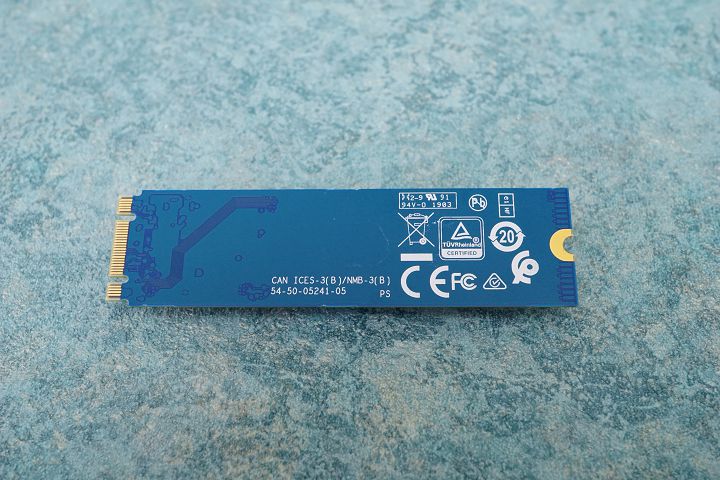 WD SN500 NVMe SSD 採用單面設計，從背後電路板即可看到它甚至連 M.2 2280 一半的空間都用不到，應該是為了安裝上的方便，才未採取 2260 或 2242 等外型規格。