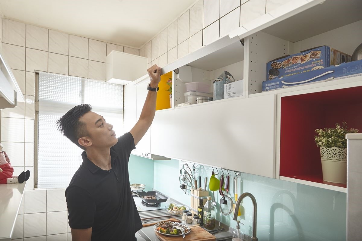 這間15年中古屋，當初購屋沿用建商配置的餐廚設備，小