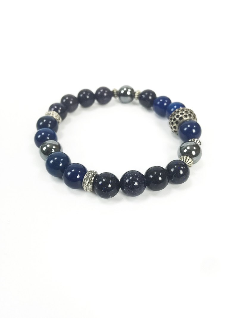 -藍蘊- 聚集著深沉的藍，帶著些微的透、蘊涵著點點的亮，加上金屬似泛著光澤的灰