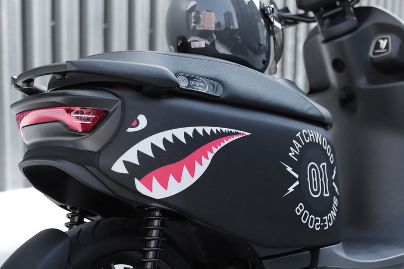 Matchwood 宏佳騰 X Gogoro Ai-1 Sport 鯊魚防刮車套 此次特為AI車系量身打造之經典鯊魚防護車套 防刮車套x1+專屬收納袋x1 採用彈性潛水布製作較易於浮貼車身 款式：AI