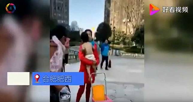 寒冬中逼幼女裸上身遊街　狠母自穿羽絨大衣辯：鍛鍊她身體