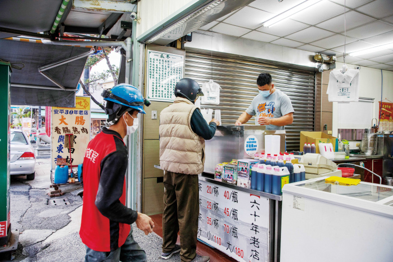 有一甲子歷史的老店「一等涼冬瓜原汁」，生意從早到晚絡繹不絕。（圖／宋岱融攝）