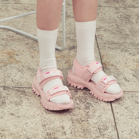 中性鞋款，請對照商品尺寸表購買。人氣爆棚 同步韓國流行風潮全新涼鞋新品推薦休閒百搭 穿脫舒適方便