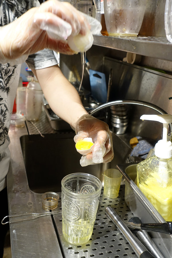 六張犁飲料店-茶山小飲料店，草本機能蛋做的好喝蛋蜜汁，遠企商圈、通化商圈推薦下午茶，好喝好拍的網美飲料店