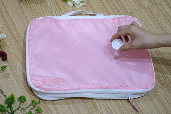 美極品神奇衣物縮小包，旅行壓縮袋推薦，防潑水處理不怕弄濕，衣服不會變皺、髒衣服可分開放，用手輕鬆壓縮有效節省空間的衣物收納袋