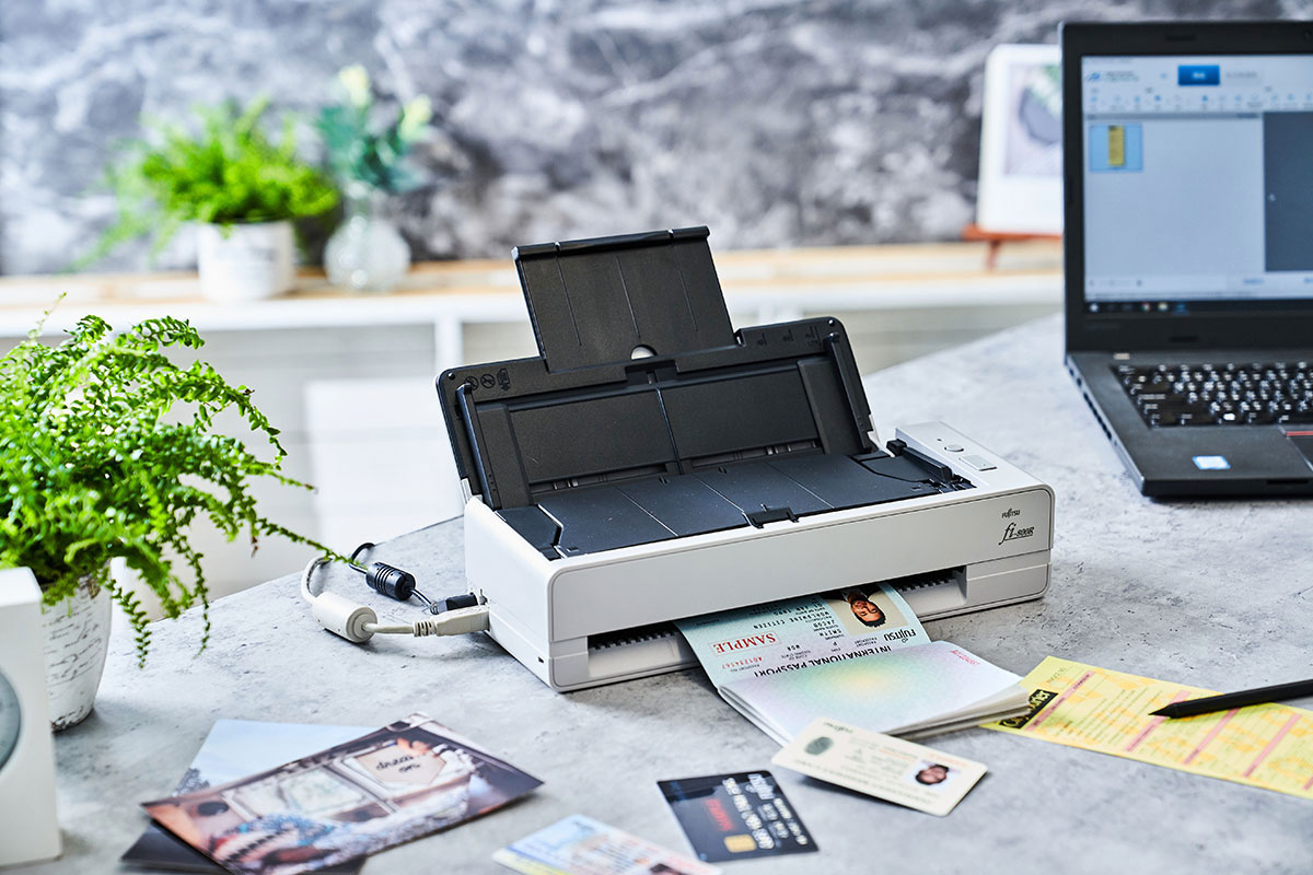 外型小巧，功能全面！Fujitsu fi-800R 高效率自動進紙掃描，手冊與證件等厚文件也難不倒它！