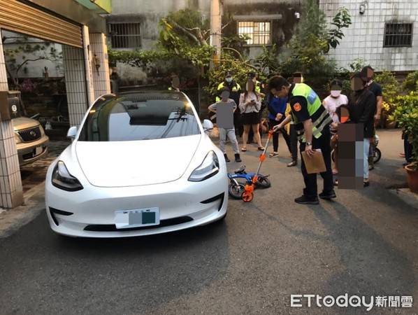 台中5歲童騎腳踏車「撞凹特斯拉」　車主開出佛心維修價！