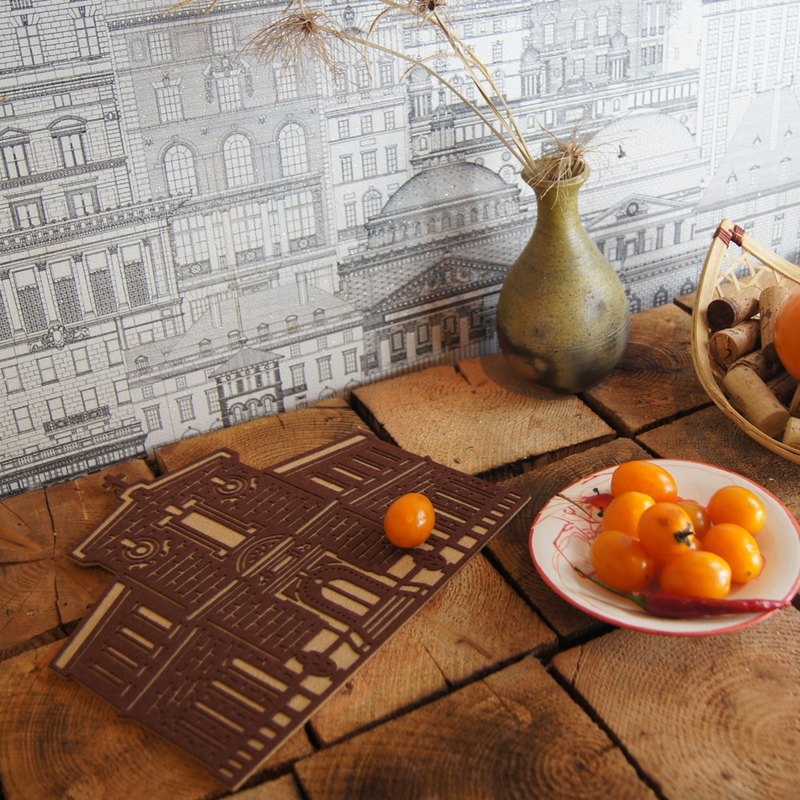 商品介紹/ 著名的大稻埕富商李春生，這棟兩層樓的教堂，彷彿人的臉龐，入口為嘴，兩個牛耳窗為眼睛。此建築樣式為臺北市僅有，十分具有特色。 福來許百家景餐桌飾，讓您居家擺飾充滿建築設計美學，更是送禮的好伴