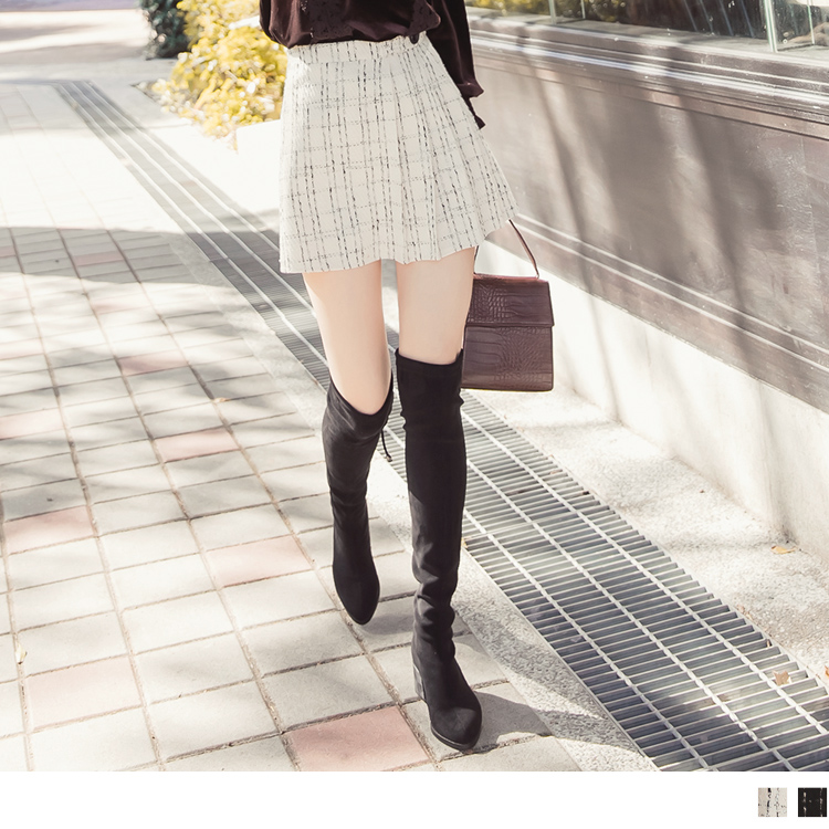 選用縝密立體格紋織紋面料，質感豐厚保暖。 A字打褶短裙版型，內襯舒適內裡。 讓妳穿起來腰身立現，輕鬆穿出纖細修長比例。 上身簡單搭配即可迷人有型出門~ 此款2色A字短裙，適合優雅OL上班穿搭、出遊約會