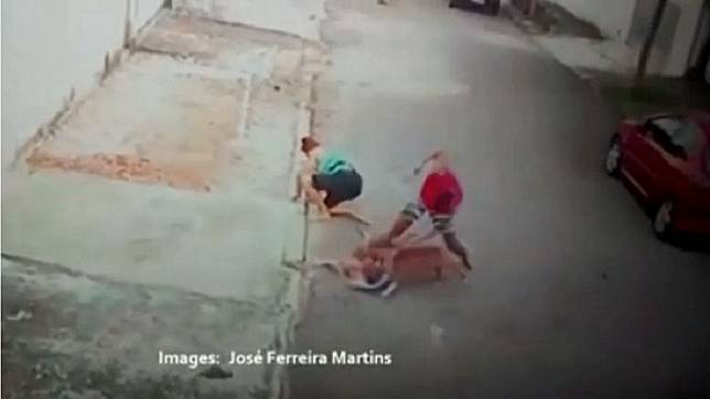 1名凶狠的比特犬在大街上朝1名4歲男童攻擊，咬傷他的脖子。(圖／翻攝自YouTube)