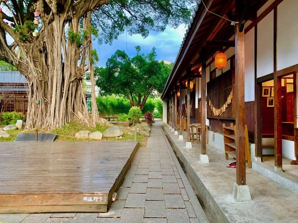 『台灣輕旅拍，外拍推薦』輕鬆自在走遍台中市七期國家歌劇院、堁夏咖啡 Café Crotchet、蔦屋書店 台中市政店、草悟廣場、道和六藝文化館刑務所演武場捕捉網美一日景點，透過鏡頭紀錄每一刻回憶-Snaping 攝影服務直擊分享