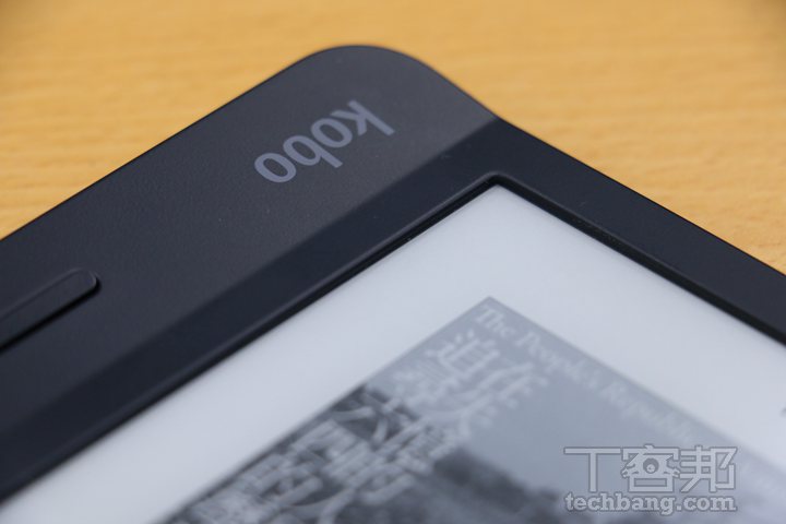 不同於Forma的純平面螢幕，Kobo Libra H2O的螢幕是業界所謂「swimming pool」的設計。