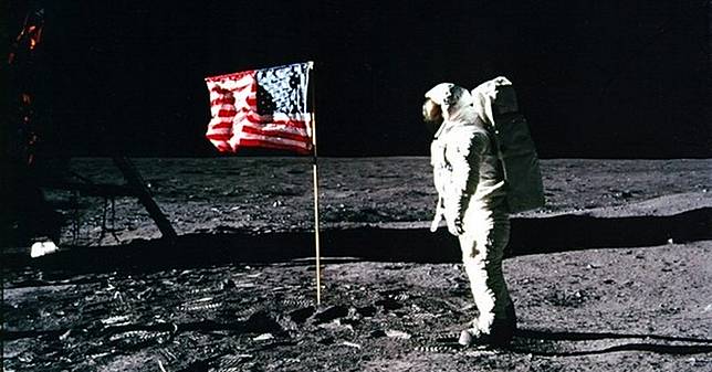 Loh! Benarkah Neil Armstrong Bukan Astronot Pertama ke Bulan?