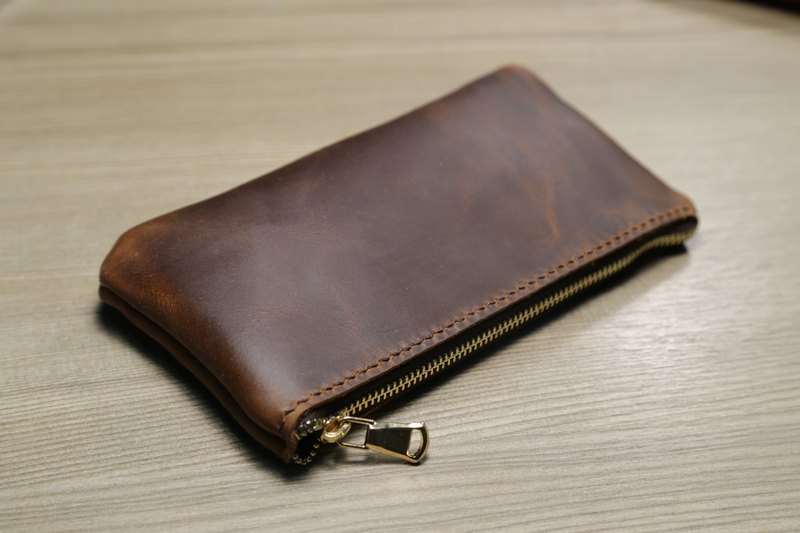 ■ 藝創小間 x 小間皮藝 ■ --- 瘋馬皮 拉鍊 筆袋 手機袋 收納袋 手拿包 簡單拉鍊款小包 可當筆袋、手機袋、各式小物收納包 其餘大小請來信討論客製化 [內容說明] 瘋馬皮拉鍊小包 x 1 [