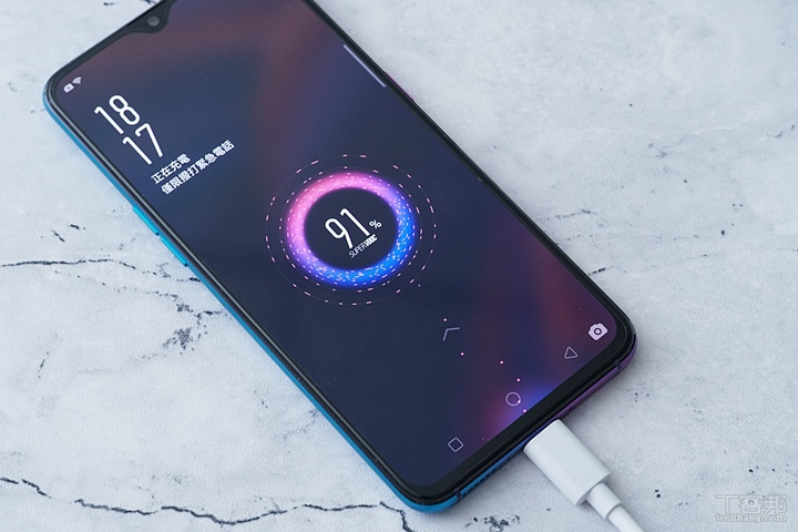 OPPO R17 Pro 開箱動手玩，SuperVOOC 超級閃充太狂，35 分鐘充滿 100% 電力