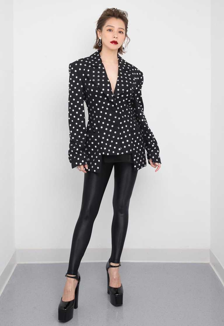 徐若瑄的典禮頒獎造型，改成一身浪漫搖滾感的黑色勁裝及深色紅唇，搭配Van Cleef & Arpels「Magic Alhambra」系列縞瑪瑙鑽石耳環╱476,000元。（圖╱Van Cleef & Arpels提供）