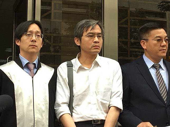 台大醫師黃慧夫（中）替少年開刀卻被控業務過失重傷害罪，高等法院再審判他無罪確定。記者林孟潔／攝影