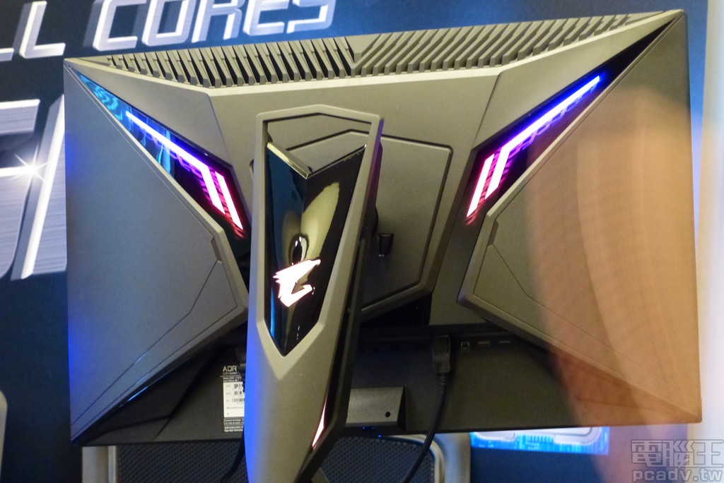 AORUS AD27QD 螢幕背後與腳架支援數位可定址 RGB 燈光效果，並能夠支援自家 RGB Fus<a href=