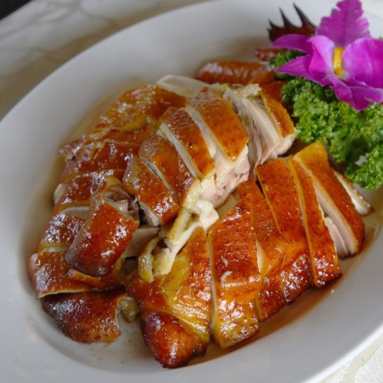 中山休閒農業區農場DIY體驗，芳岳茶園精緻美食製作綠茶鳳梨酥或綠茶糕1份。■備 註︰農場DIY體驗請二天前預約。電話︰03-958-5259 簡 介︰ 【中山休閒農業區】位於冬山河上游，為冬山河發源地