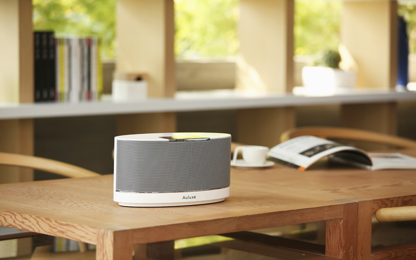 智慧藍牙傳輸，音樂隨行，操作便利 不只是自然之音，更以現代優雅之姿妝點空間。Auluxe品牌代表性的流暢橢圓機身，L’una外型流線細緻，高品質手工藝等級絕美鋼琴烤漆外觀處理技術，讓色澤更顯亮麗，拋亮