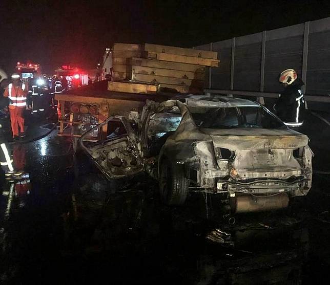 國3小車撞大車起火 駕駛受困被燒死