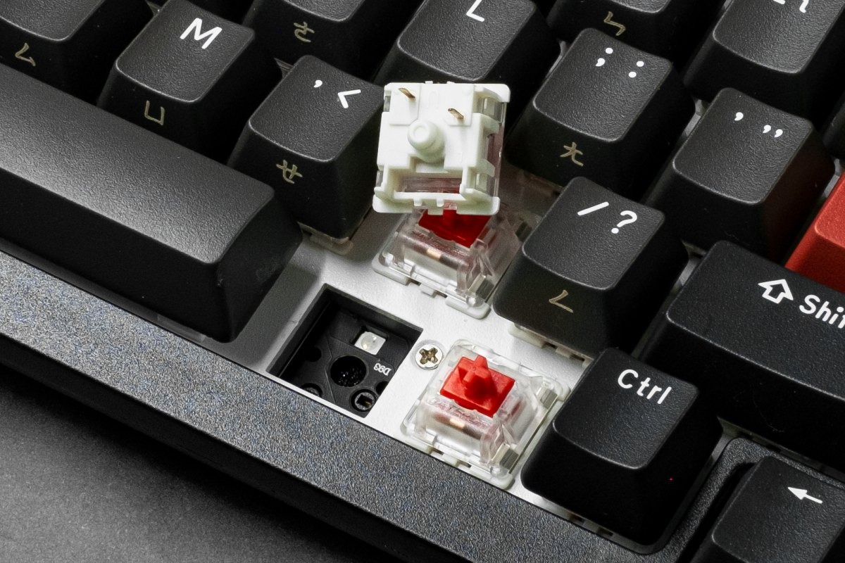 插拔鍵軸就跟插拔鍵帽一樣簡單，要注意針腳的位置就是。