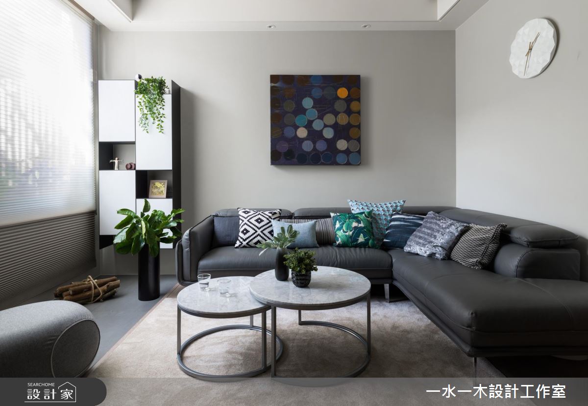 掛上現代藝術風格的裝飾畫作，讓空間裡多了一分藝術氣息。