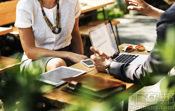 802.11ax的傳輸速度提升僅佔很小的一環，更重要的是解決了過去無線網路傳輸的根本問題。