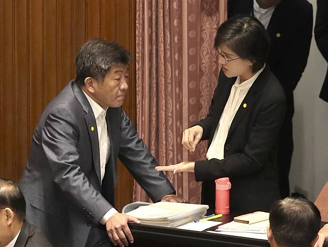 文化部長鄭麗君與陳時中在立法院