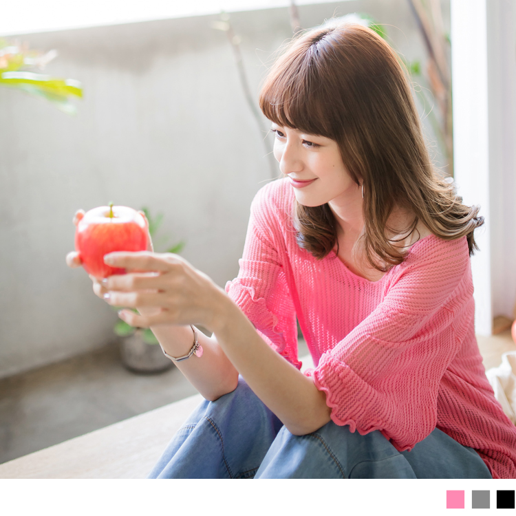 合身版型 請依照個人喜愛的舒適度購買 剪裁出V領的設計呼應後交叉的造型， 大大的展現女人性感的魅力與唯美氛圍~ 加上捲花邊的袖， 簡單就抓住時尚的精隨， 呈現出潮流與簡約並存的兩種風格! ******