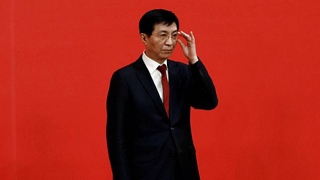 王滬寧有三朝元老之稱，圖為他2022年10月出席二十大記者會。路透社