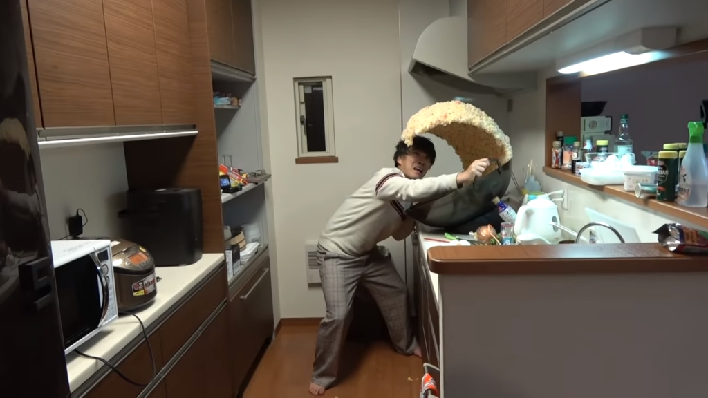 一名日本搞笑 YouTuber 的炒飯翻鍋神照，掀起網友們的 P 圖戰場
