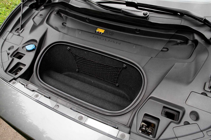 引擎室有27公升的儲物空間，左方的藍色瓶蓋是用來添加雨刷精。（圖／黃耀徵攝）