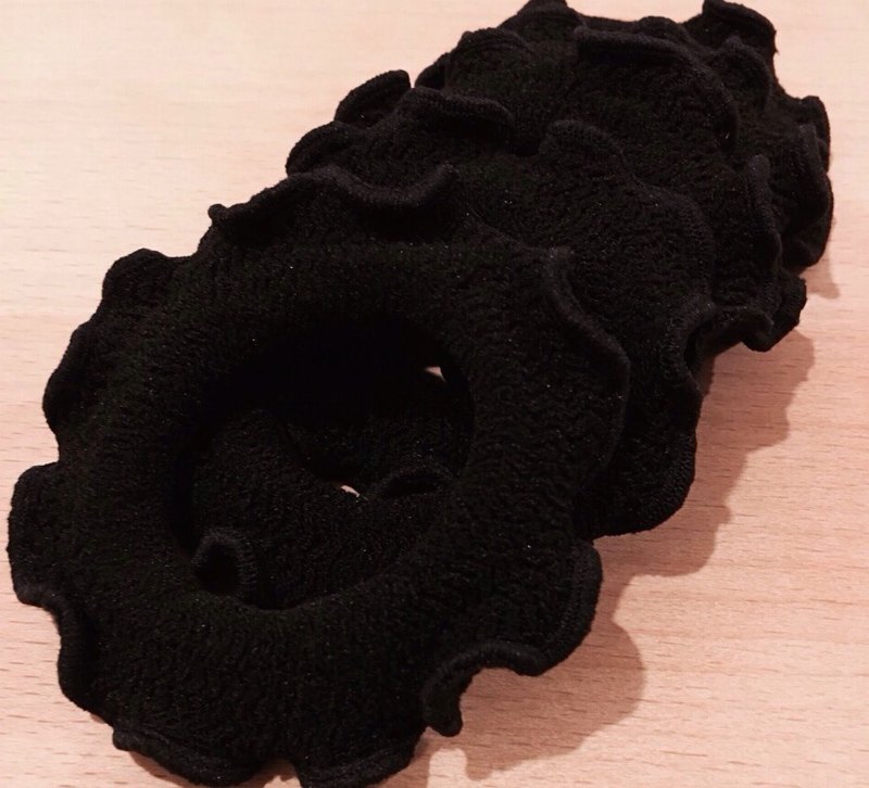 / 設計師及品牌簡介 / 湊襪子是湊在一起的湊，不是臭豆腐的臭噢！ ＭＯＹＡ的襪子是由三個部分拼湊而成，所以我們叫湊襪子。 獨立打版加上特殊材質，第一眼看到襪子的客人都不相信這是襪子，超有彈性的特殊材