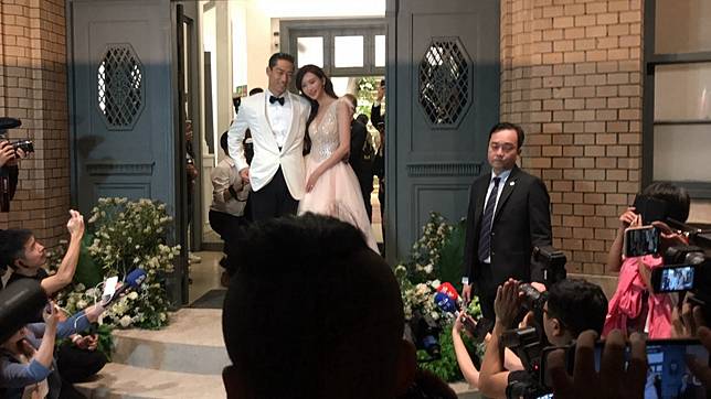 林志玲和AKIRA甜蜜挽著手走出一樓正門，緩緩走出場，對於數千民眾的高呼、尖叫，都不斷微笑、揮手致意。