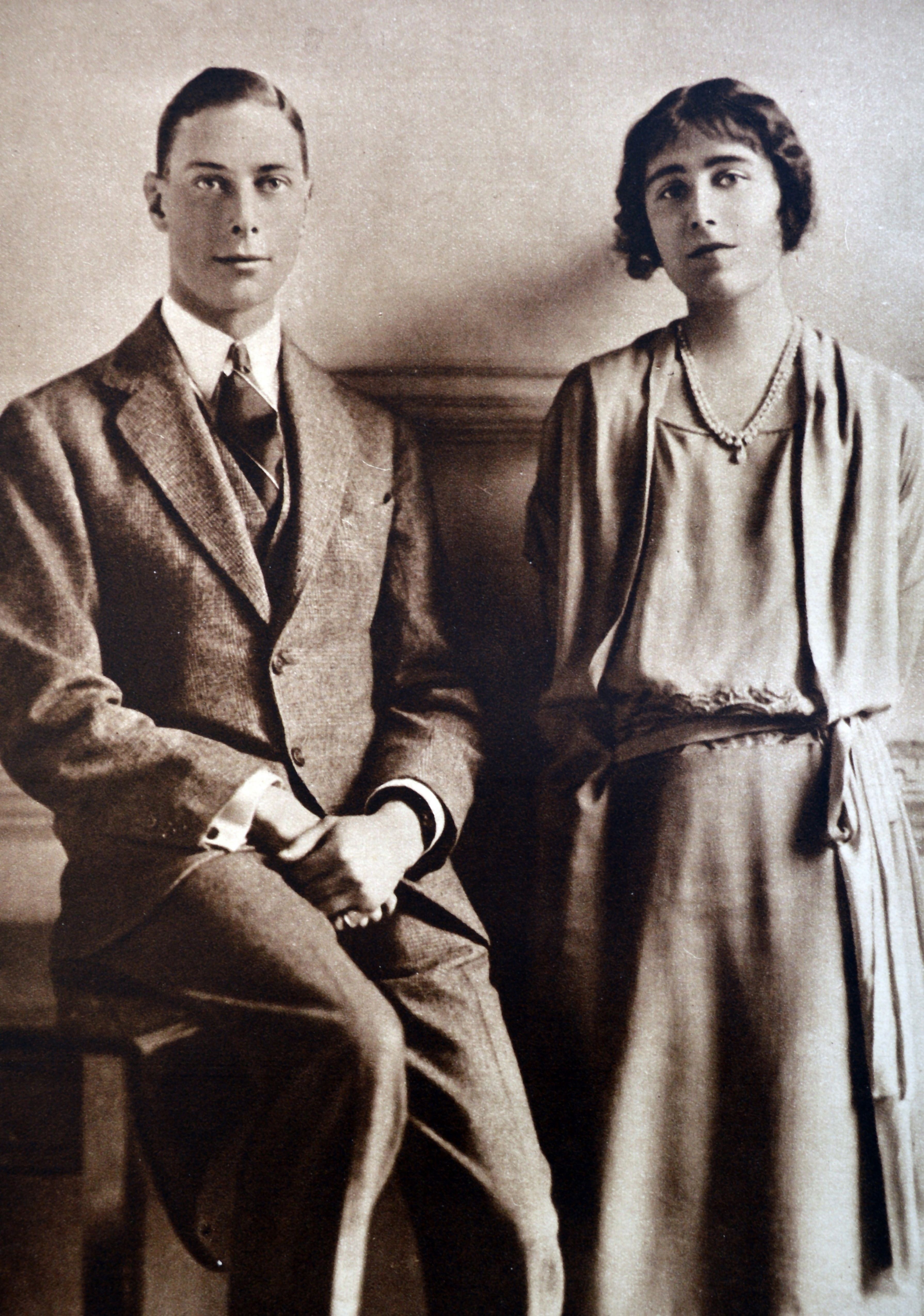 人工授精で生まれたエリザベス王女 虚弱な父ヨーク公とハンサムな伯父ウィンザー公 婦人画報