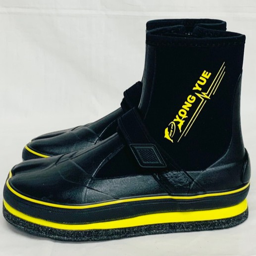 Wild 高級寬頭式兩趾EVA毛氈鞋✔️台灣製造✔️廠家直賣 ✔️適合溯溪、釣魚✔️夾腳設計✔️鞋底加釘56支✔️鞋底黃色部份為EVA片，具有吸震性✔️不讓您的腳承受過大的反作用力，以及在長時間釣魚使