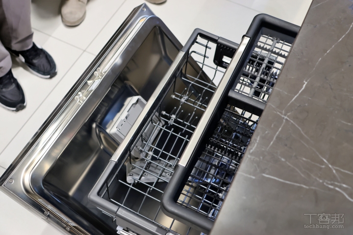 洗碗機可以嵌入中島下方，用餐完後就將碗盤放進洗碗機中，展示的洗碗機為 12 人用，可用 100 度熱水洗淨。