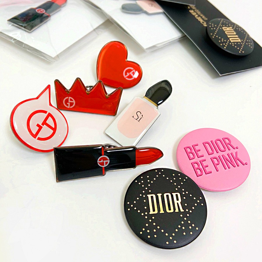 限量專櫃小物 超值優惠價【商品規格】品牌：GA亞曼尼/ Dior迪奧/CHANEL香奈兒 品名：胸針 / 別針 多款任選規格/容量：1入保存期限：此商品無保存期限貨源：真品平輸產地：中國、歐美日韓等產