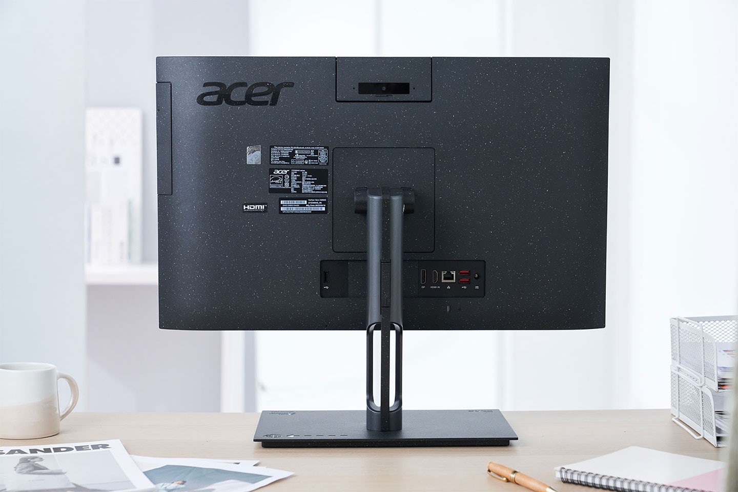 由於主機散熱孔規劃在機身上下兩側，因此機背相當乾淨，而連結埠集中在支架附近，中央上方為可翻轉式視訊鏡頭，左側則是目前非常少見的 DVD 燒錄機。