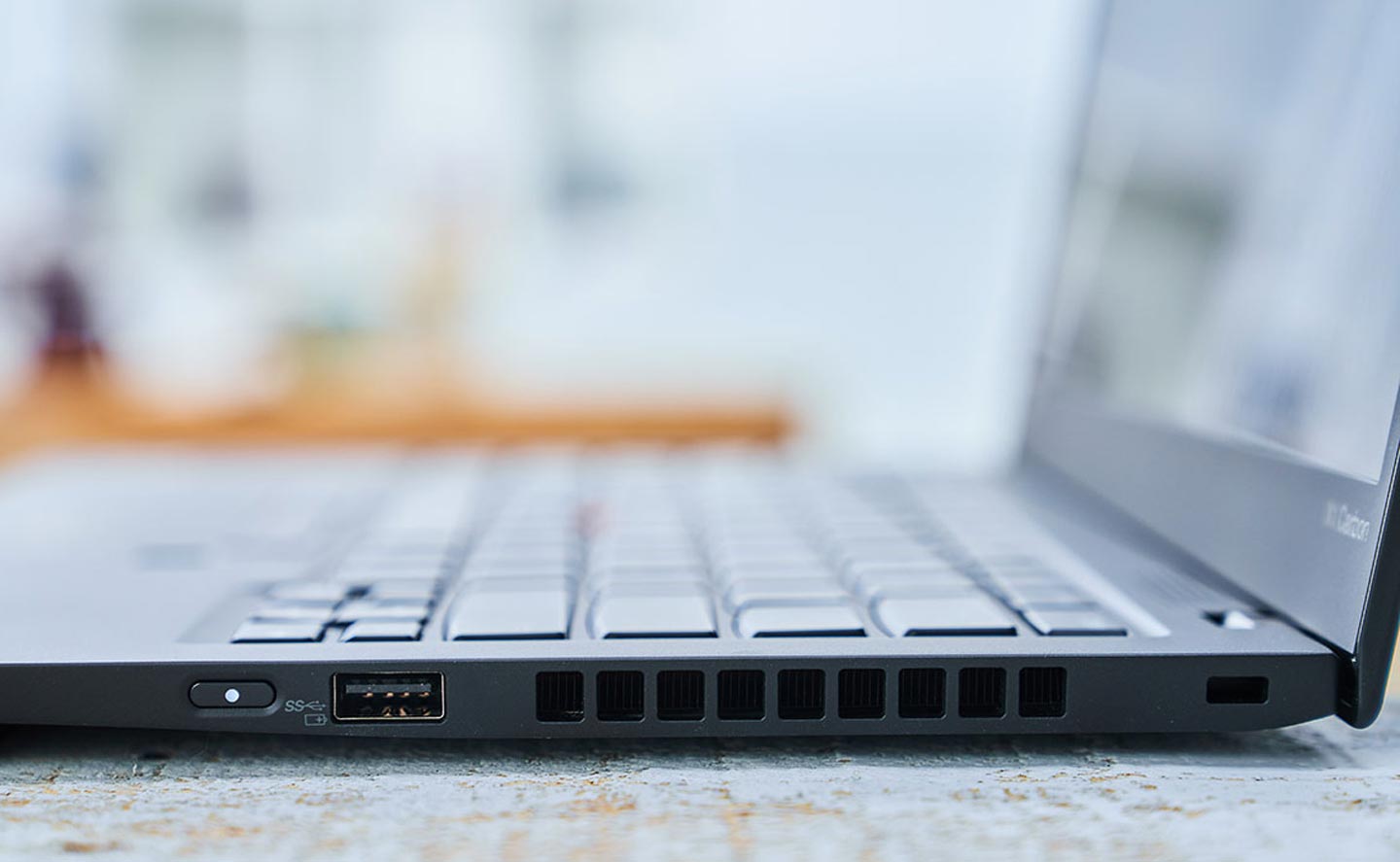 輕薄依舊，全能高效：第 8 代 ThinkPad X1 Carbon 開箱與深度評測：最強商務輕薄筆電再臨！