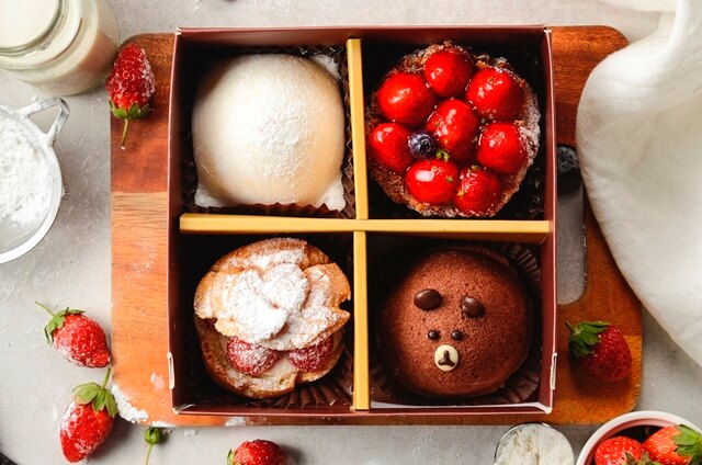 預購！！幸福草莓四宮格2盒組~小朋友最預購喜愛熊熊蛋糕，草莓起士派，Q軟麻吉雪媚娘及酥脆草莓泡芙~一次帶給你4種幸福享受~~雙12狂歡購物節★整點特賣 12/06 10:00 開賣！