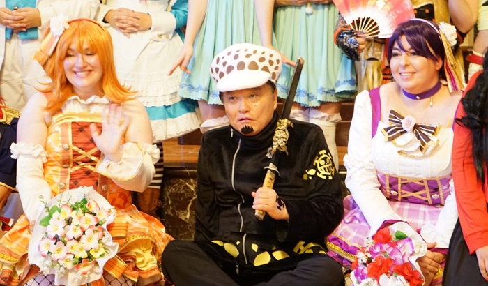 日本縣長愛動漫 妖嬈海賊王COS造型引電視直播主持人笑場