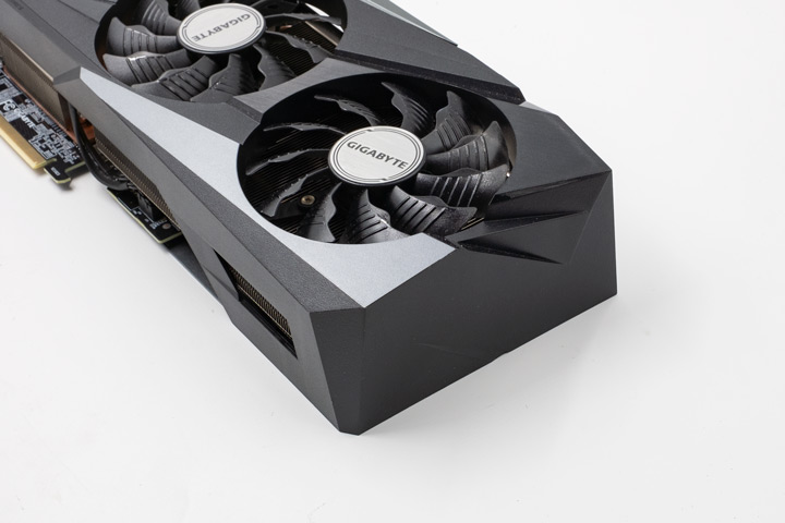 由於風流效率提高了，代表可以用更低的轉速來達到散熱效果。加上軸承透過奈米石墨烯油潤滑，顯示卡全速運轉時，幾乎聽不太到明顯的風扇運轉聲。同時顯示卡的尾部是封閉式的設計，一來是為了風流考量，二來也能避免機箱走線直接接觸到高溫的散熱鰭片。