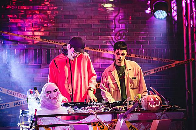 台北W飯店「MASQUERADE OF EVIL面懼」暗黑萬聖節，由Ｗ音樂總監譚元淳(Disk0Kidz)領軍超強DJ LINE-UP，帶來歐陸鬼魅風電音，將全面刺激您的感官！。(圖/台北W飯店)