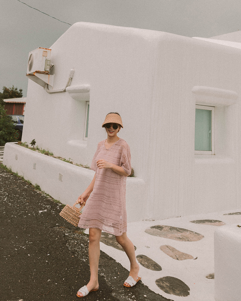 V型領口/有附內裡 商品長度/適中商品版型/寬鬆商品厚薄/適中商品彈性/無 *請避免手錶、飾品或者包包小零件勾住蕾絲網眼 *此款材質特性，不宜使用衣架吊掛，建議平放 / 避免摩擦