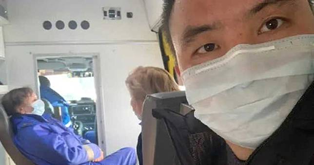 俄羅斯彬哥「看報導才知被確診」　2手臂滿是針孔…像重感冒挺挺就過了